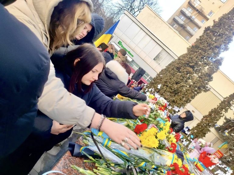 ГЕРОЇ НЕ ВМИРАЮТЬ: ВШАНОВУЄМО ПОДВИГ ГЕРОЇВ НЕБЕСНОЇ СОТНІ