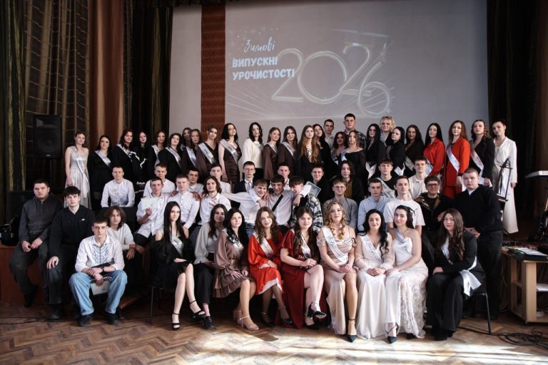 УРOЧИСТЕ ВРУЧЕННЯ ДОКУМЕНТІВ ПРО ОСВІТУ ВИПУСКНИКАМ